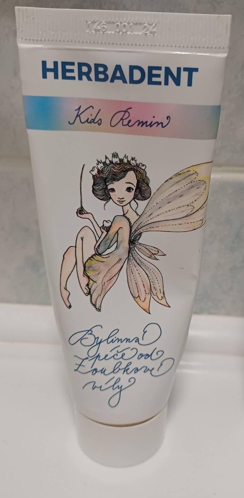 Fotka zubní pasty s vílou